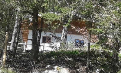 Unsere alte Hütte von der Seite. Die neuen Besitzer haben sie mächtig modernisiert.